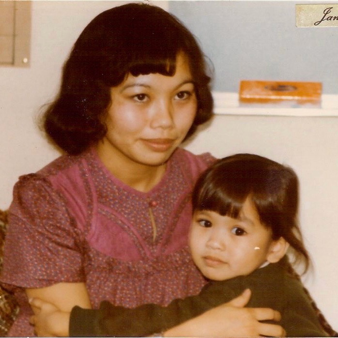 Myla à deux ans dans les bras de sa mère, en 1979