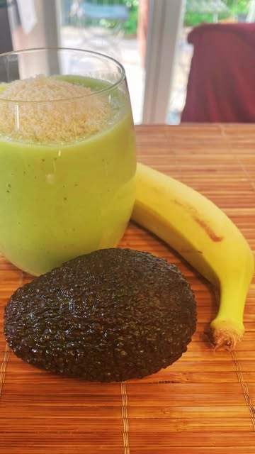 Smoothie à l'avocat et à la banane — recette de Myla Adamsha